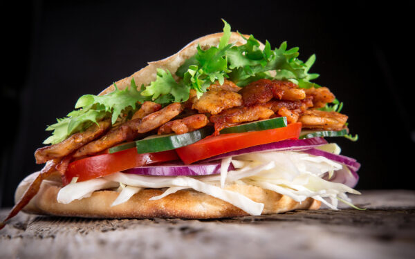 Kebab w bułce drobiowy